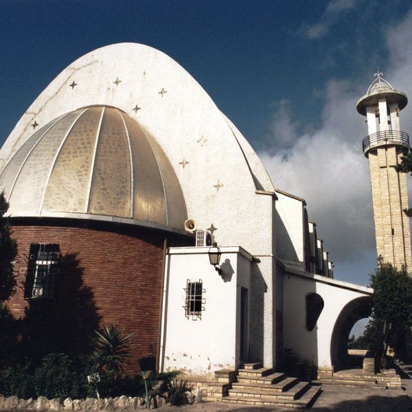 Tarragona.- Santuari Nostra Senyora de Loreto, S. XX. Vista posterior de l’absis cobert de cúpula semitransparent i als laterals porxats (6/1999)