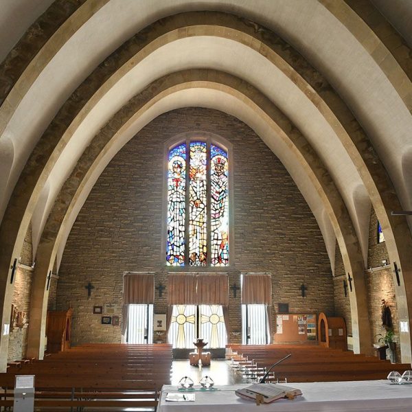 Tarragona.- Santuari Nostra Senyora de Loreto, S. XX - Vista del fons de la nau amb la porta de tres batents i una gran finestra de vitralls de colors (12/2020)