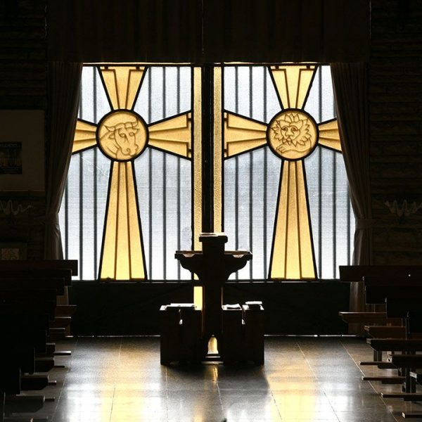 Tarragona.- Santuari Nostra Senyora de Loreto, S. XX - Porta de tres batents amb els símbols de dos dels Evangelistes a la porta doble central (12/2020