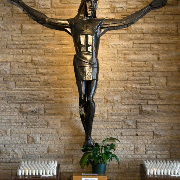 Tarragona.- Santuari Nostra Senyora de Loreto, S. XX – Sant Crist de ferro forjat obra de l’escultor madrileny Victor de los Rios (12/2020)