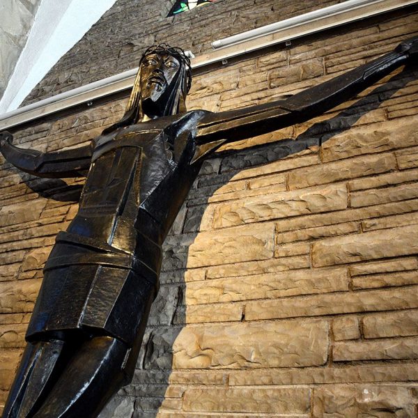 Tarragona.- Santuari Nostra Senyora de Loreto, S. XX – Sant Crist de ferro forjat obra de l’escultor madrileny Victor de los Rios (12/2020)