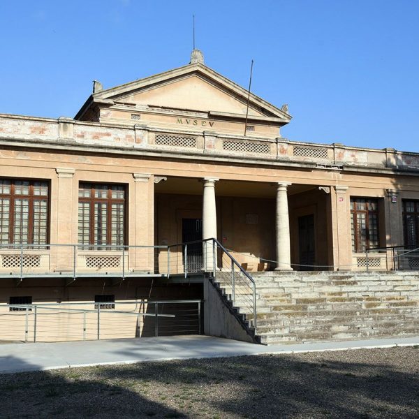 Tarragona.- Museu i Necròpolis Paleocristiana. Antic museu construït l’any 1930 per Mn. Serra i Villaró dins els terrenys de l’antiga Tabacalera avui dia tancat (3/2021)
