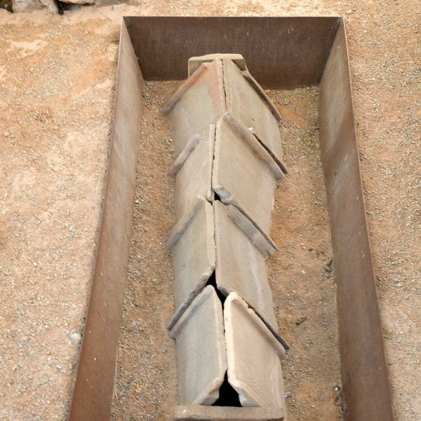 Tarragona.- Museu i Necròpolis Paleocristiana. Agrupació d’enterraments en el que predominen els enterraments a terra dins àmfores o sota tègules (3/2021)