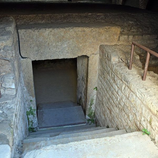 Tarragona.- Museu i Necròpolis Paleocristiana. Mausoleu amb cripta de planta quadrangular del que només es conserva la cripta funerària i el paviment (3/2021)