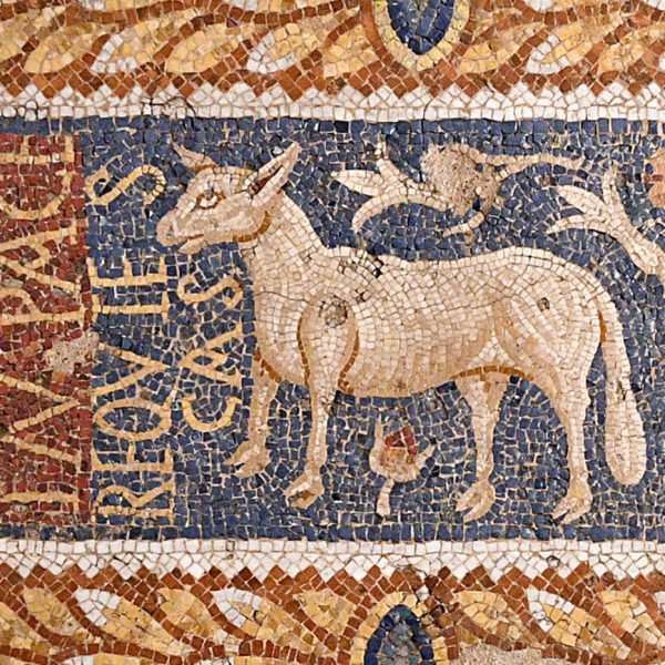 Tarragona.- Museu de la necròpolis paleocristiana. Mosaic sepulcral d’Ampelius, S. V. on la figura del difunt ha estat substituïda pel símbol de l’Anyell de Déu (3/2021)