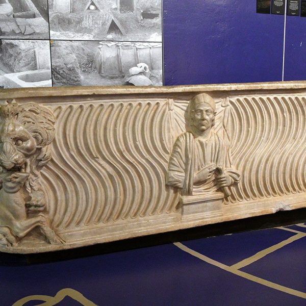 Tarragona.- Museu de la necròpolis paleocristiana. Sarcòfag dels lleons esculpits als extrems devorant uns cérvols. Al centre hi ha la imatge de la difunta (3/2021)