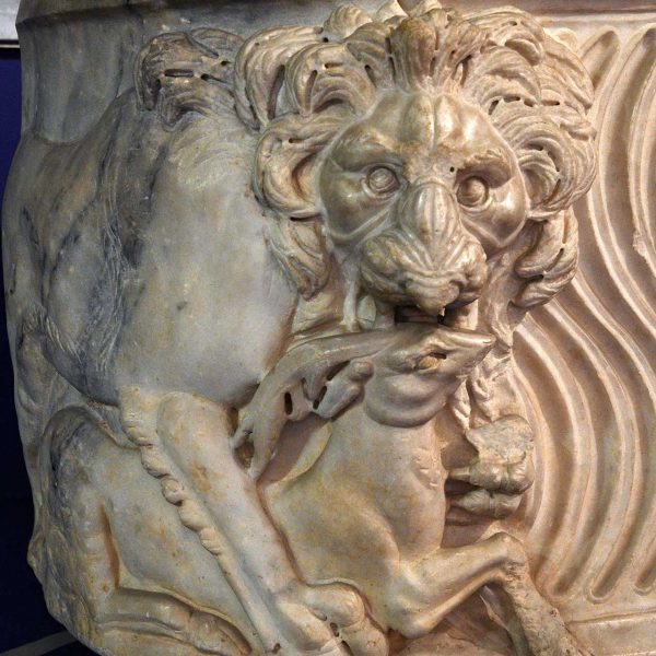 Tarragona.- Museu de la necròpolis paleocristiana. Sarcòfag dels lleons denominats així pels dos lleons esculpits als extrems devorant uns cérvols (3/2021)