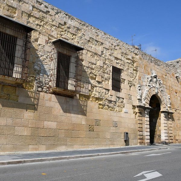 Tarragona.- Portal barroc de Sant Antoni construït l’any 1737 d’arc de mig punt adovellat amb l’escut del rei Felip V d’Espanya flanquejat per dos lleons (3/2021