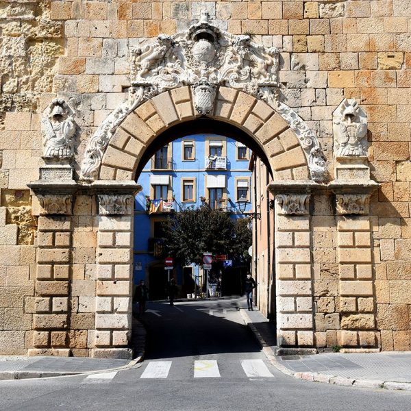 Tarragona.- Portal barroc de Sant Antoni construït l’any 1737 d’arc de mig punt adovellat amb l’escut del rei Felip V d’Espanya flanquejat per dos lleons (3/2021
