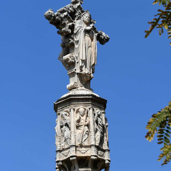 Tarragona.-Creu de terme del S. XVII del portal de S. Antoni. Revers de la creu on hi ha representada la Verge dels Dolors. A l’altra banda hi ha el Sant Crist (3/2021)