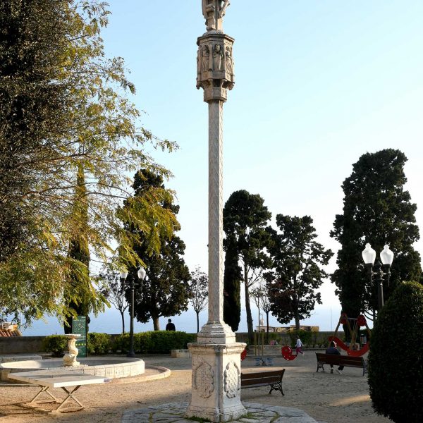 Tarragona.-Creu de terme del S. XVII del portal de S. Antoni sobre un peu quadrat datat de 1604. Anvers de la creu amb la imatge del Sant Crist (3/2021)