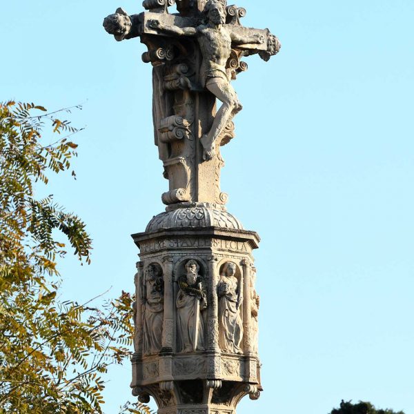 Tarragona.-Creu de terme del S. XVII del portal de S. Antoni sobre un peu quadrat datat de 1604. Anvers de la creu amb la imatge del Sant Crist (3/2021)