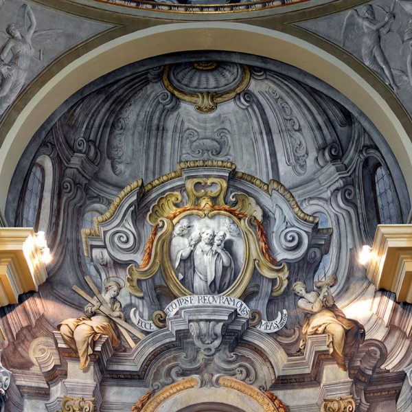 Barcelona.- Església de Sant Pere Nolasc. Vista d'un fals retaule presidit per la Verge de la Mercè pintat per Joseph Flaugier (11/2015)