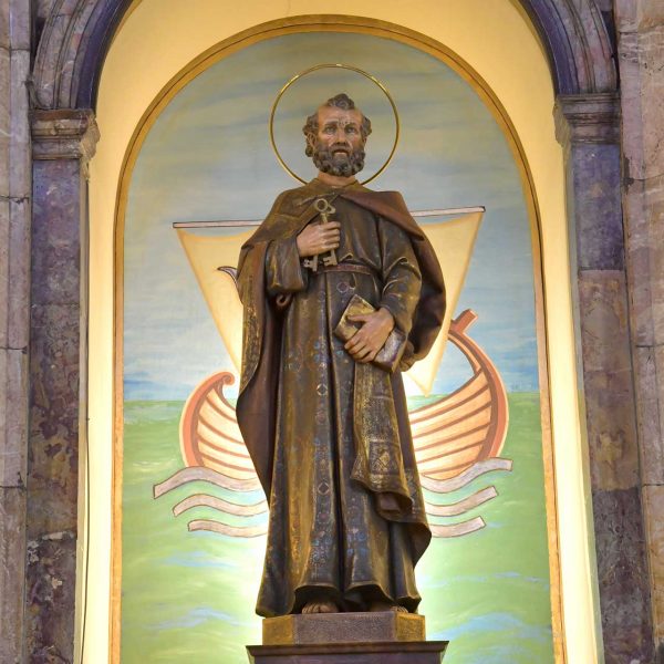 Lleida.- Església de Sant Pere. Imatge del Sant que presideix l'altar (9/2020)