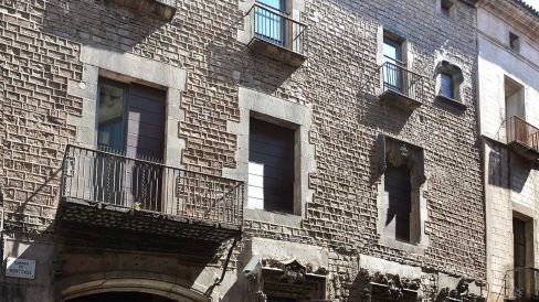 Barcelona.- Palau Aguilar (Museu Picasso) del S. XII reformat en el XV – Façana del carrer Montcada on hi destaquen les finestres renaixentistes del S. XVI (4/2015)