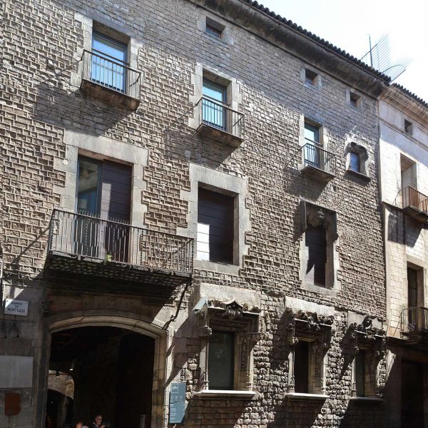 Barcelona.- Palau Aguilar (Museu Picasso) del S. XII reformat en el XV – Façana del carrer Montcada on hi destaquen les finestres renaixentistes del S. XVI (4/2015)