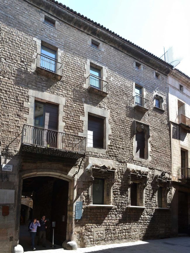 Barcelona.- Palau Aguilar (Museu Picasso) del S. XII reformat en el XV – Façana del carrer Montcada on hi destaquen les finestres renaixentistes del S. XVI (4/2015)