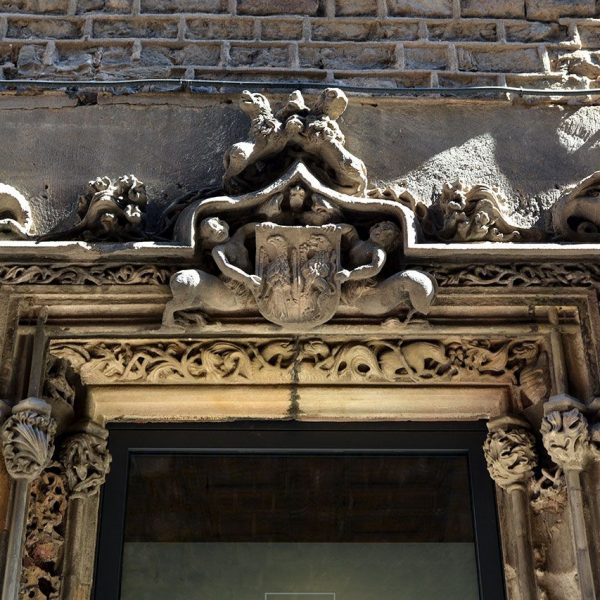 Barcelona.- Palau Aguilar (Museu Picasso) del S. XII reformat en el XV – Finestra de la façana d’estil renaixentista del S. XVI (4/2015)