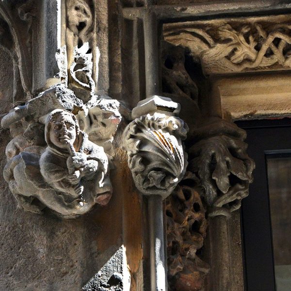 Barcelona.- Palau Aguilar (Museu Picasso) del S. XII reformat en el XV – Finestra de la façana d’estil renaixentista del S. XVI (4/2015)