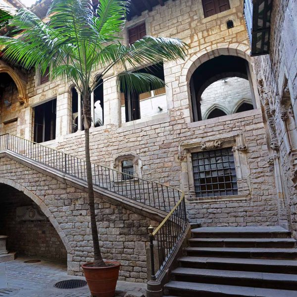 Barcelona.- Palau Aguilar (Museu Picasso) del S. XII reformat en el XV – Pati amb una notable escala gòtica i galeria coberta (12/2016)