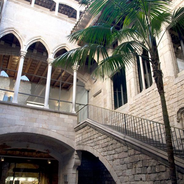 Barcelona.- Palau Aguilar (Museu Picasso) del S. XII reformat en el XV – Pati amb una notable escala gòtica i galeria coberta (12/2016)
