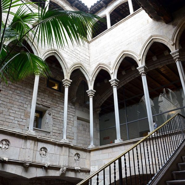 Barcelona.- Palau Aguilar (Museu Picasso) del S. XII reformat en el XV – Pati amb una notable escala gòtica i galeria coberta (12/2016)
