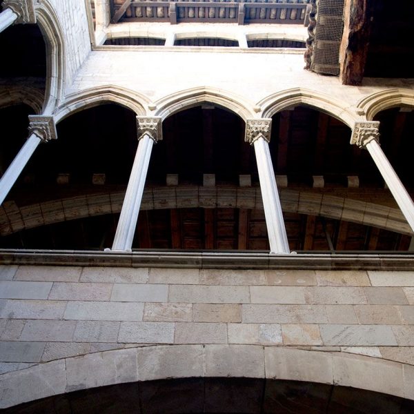 Barcelona.- Palau Aguilar (Museu Picasso) del S. XII reformat en el XV – Pati amb una notable escala gòtica i galeria coberta (12/2016)