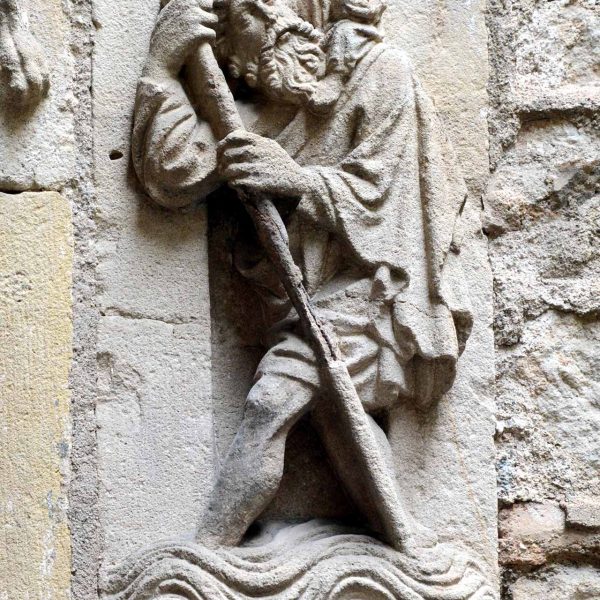 Barcelona.- Palau Aguilar (Museu Picasso) del S. XII reformat en el XV – Imatge de Sant Cristòfol esculpida al costat de la porta del replà (12/2016)