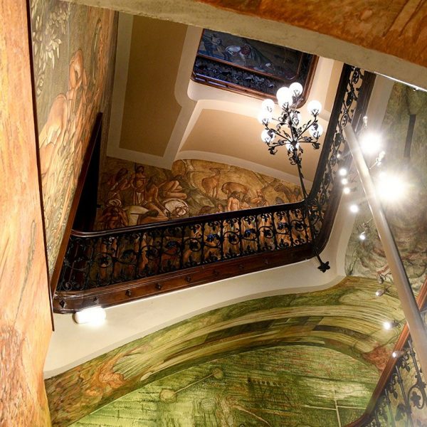 Lleida.- Diputació de Lleida, edifici del S. XVIII organitzat al voltant d’un pati central decorat amb pintures murals al fresc de Josep Minguel i Cardenyes (5/2021)