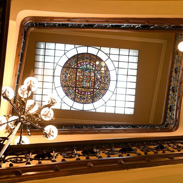 Lleida.-Palau de la Diputació de Lleida, S. XVIII organitzat al voltant d’un pati central. L’escala està il·luminada per una claraboia amb els escuts del partits judicials (5/2021)