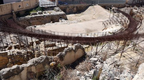 Tarragona.- Teatre del S. I dC. l’escenari s’alçava sobre un podi i es va aprofitar el desnivell del terreny per assentar-hi parcialment la graderia (5/2021)