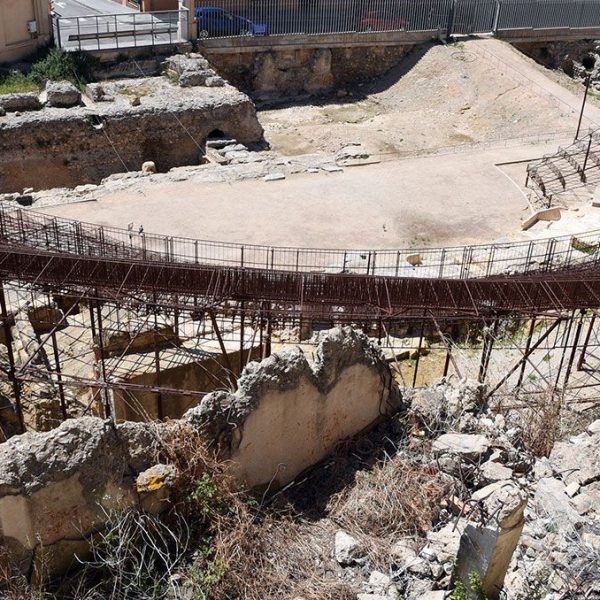 Tarragona.- Teatre del S. I dC. l’escenari s’alçava sobre un podi i es va aprofitar el desnivell del terreny per assentar-hi parcialment la graderia (5/2021)