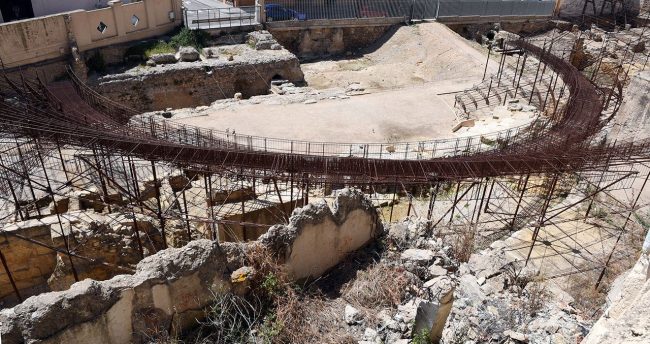 Tarragona.- Teatre del S. I dC. l’escenari s’alçava sobre un podi i es va aprofitar el desnivell del terreny per assentar-hi parcialment la graderia (5/2021)
