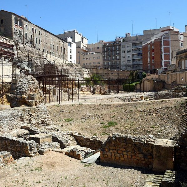 Tarragona.- Teatre del S. I dC. l’escenari s’alçava sobre un podi i es va aprofitar el desnivell del terreny per assentar-hi parcialment la graderia (5/2021)