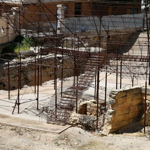 Tarragona.- Teatre del S. I dC. l’escenari s’alçava sobre un podi i es va aprofitar el desnivell del terreny per assentar-hi parcialment la graderia (5/2021)