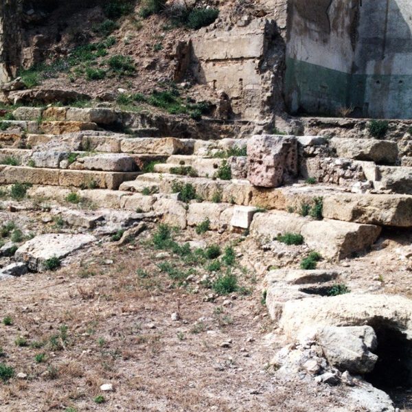 Tarragona.- Teatre del S. I dC. l’escenari s’alçava sobre un podi i es va aprofitar el desnivell del terreny per assentar-hi parcialment la graderia (6/1999)