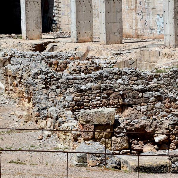 Tarragona.- Teatre del S. I dC. l’escenari s’alçava sobre un podi i es va aprofitar el desnivell del terreny per assentar-hi parcialment la graderia (5/2021)