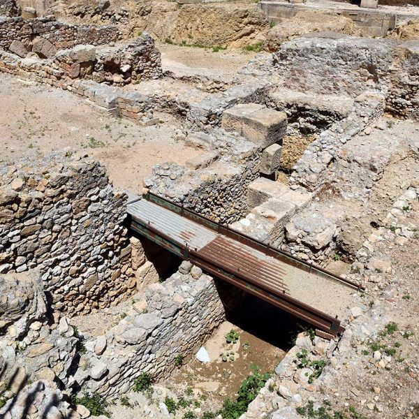 Tarragona.- Teatre del S. I dC. l’escenari s’alçava sobre un podi i es va aprofitar el desnivell del terreny per assentar-hi parcialment la graderia (5/2021)