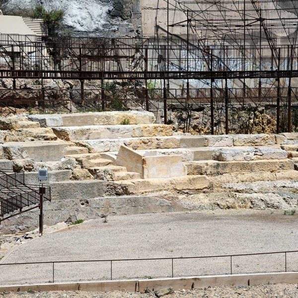 Tarragona.- Teatre del S. I dC. l’escenari s’alçava sobre un podi i es va aprofitar el desnivell del terreny per assentar-hi parcialment la graderia (5/2021)