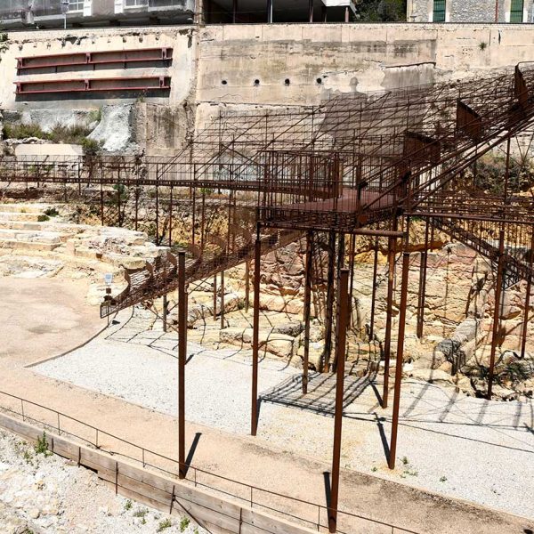 Tarragona.- Teatre del S. I dC. l’escenari s’alçava sobre un podi i es va aprofitar el desnivell del terreny per assentar-hi parcialment la graderia (5/2021)