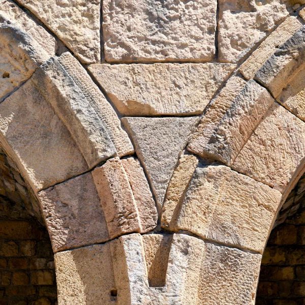 Tarragona.- Fòrum de la Colònia datat cap l’any 30 aC. –Arcs d’unió de dues Tabernae contigües reconstruïdes (5/2021)