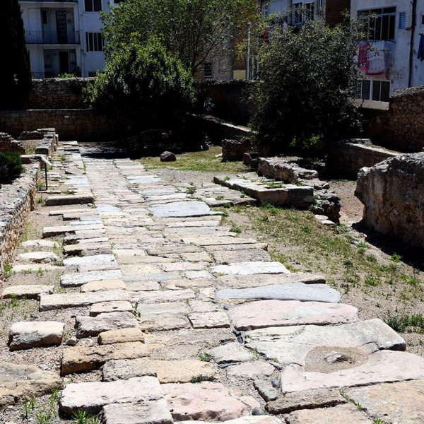 Tarragona.- Fòrum de la Colònia datat cap l’any 30 aC. – Kardo 1 – Decomanus, carrer enllosat i en bona part reconstruït de 20 peus d’amplada (6 Mts.)