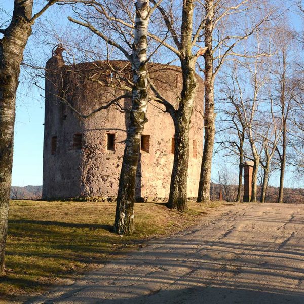 Olot.- Torre del primer fortí Carlí de Sant Francesc de planta circular amb espitlleres del S. XIX a la cima del volcà Montsacopa (12/2016)