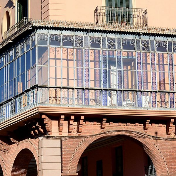 Olot.- Voltes de Capdevila d'estil eclèctic, S. XIX on hi destaca la galeria cantonera vidriada del primer pis (12/2016)