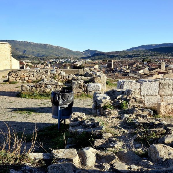 Montblanc.- Tossal ibèric del Pla de Santa Bàrbara ocupat per la tribu dels Cossetans entre el S. IV a II aC. format per petites cases i sitges (3/2014)
