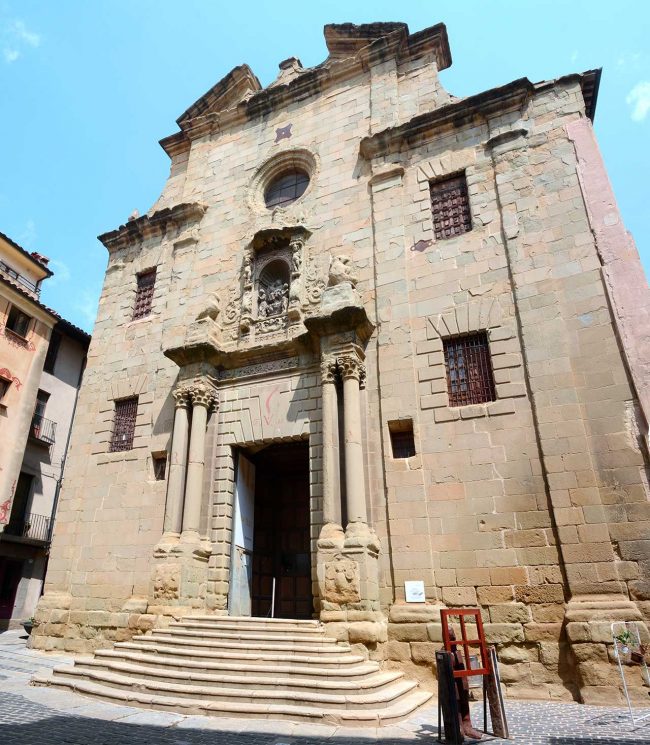 Vic.- Església barroca de la Pietat. La porta flanquejada per dues parelles de columnes té al damunt una fornícula amb la imatge de la Mare de Déu (8/2018)