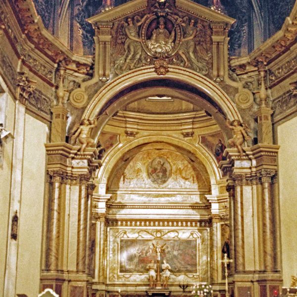 Vic.- Església barroca de la Pietat. Presbiteri amb un cambril decorat amb diverses imatges fotografiada a l’època que s’hi practicava culte (8/1991)