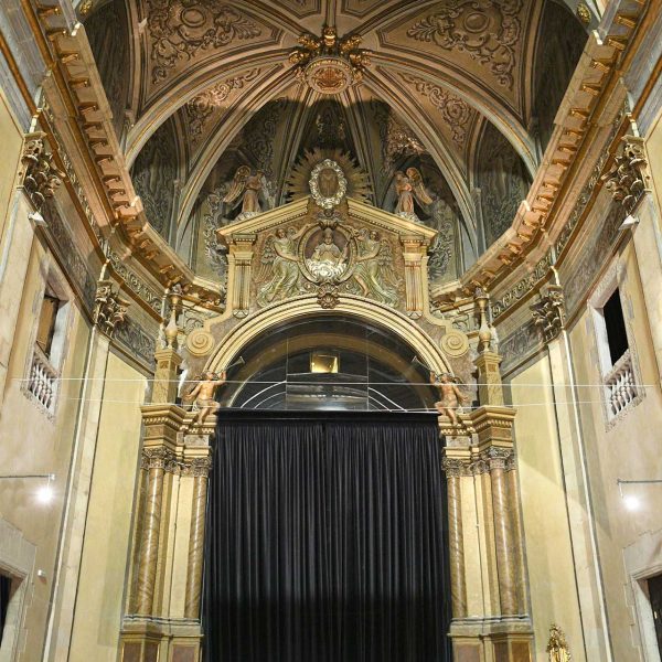 Vic.- Església barroca de la Pietat. Presbiteri amb un cambril decorat amb diverses imatges i una conca absidial nervada actualment dedicada a usos culturals (8/2021)