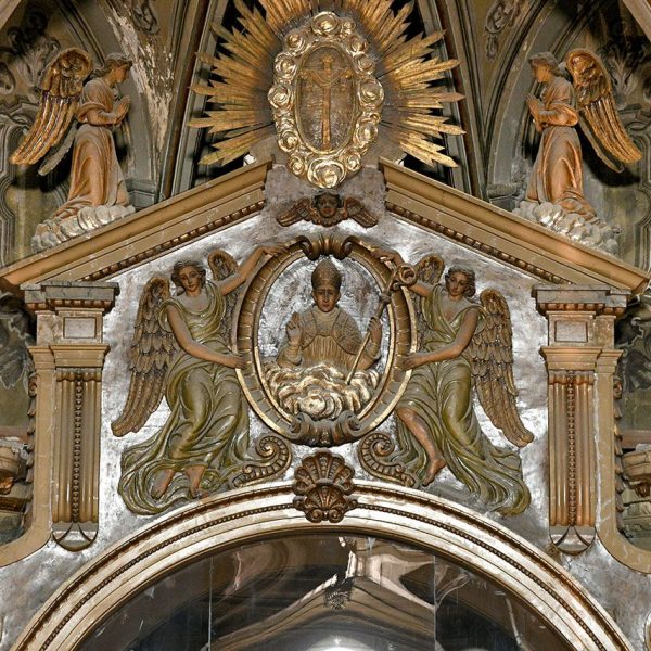 Vic.- Església barroca de la Pietat. Coronament del cambril decorat amb diverses imatges (8/2021)