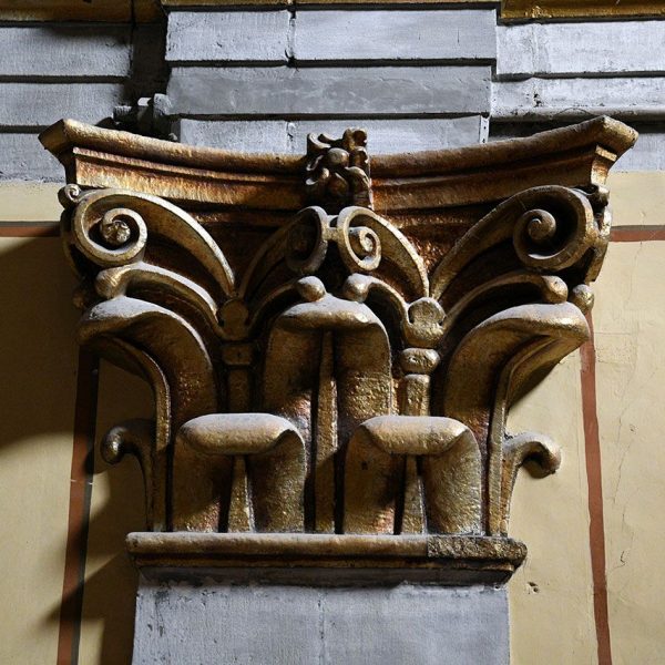 Vic.- Església barroca de la Pietat. Capitell de les pilastres laterals (8/2021)